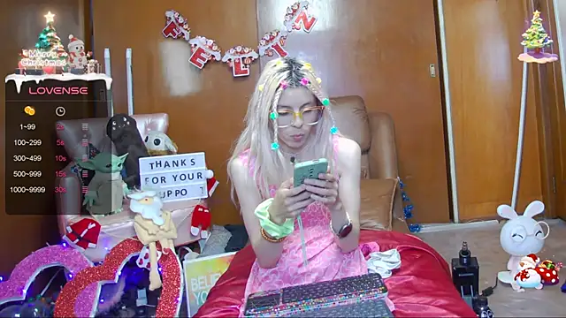 Snapshot of Skinygirl chatting on 12.14.24 Skinygirl online show from 12.14.24