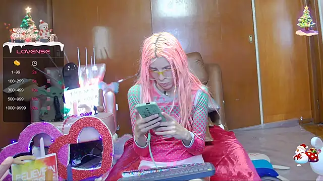 Snapshot of Skinygirl chatting on 01.15.25 Skinygirl online show from 01.15.25