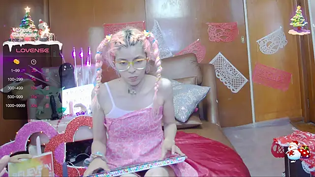 Snapshot of Skinygirl chatting on 02.05.25 Skinygirl online show from 02.05.25