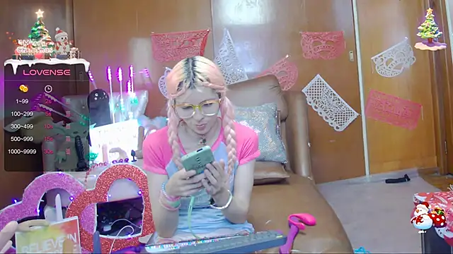 Snapshot of Skinygirl chatting on 02.13.25 Skinygirl online show from 02.13.25
