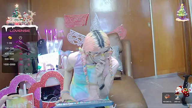Snapshot of Skinygirl chatting on 02.21.25 Skinygirl online show from 02.21.25