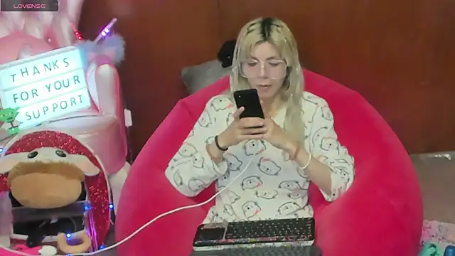 Snapshot of Skinygirl chatting on 06.20.26 Skinygirl online show from 06.20.26