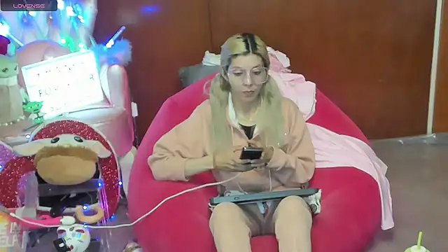 Snapshot of Skinygirl chatting on 06.26.26 Skinygirl online show from 06.26.26