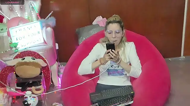 Snapshot of Skinygirl chatting on 06.26.26 Skinygirl online show from 06.26.26
