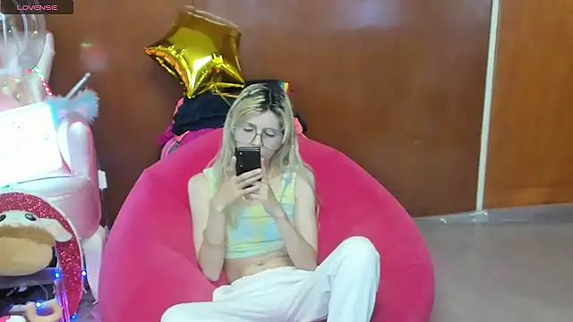 Snapshot of Skinygirl chatting on 07.21.26 Skinygirl online show from 07.21.26