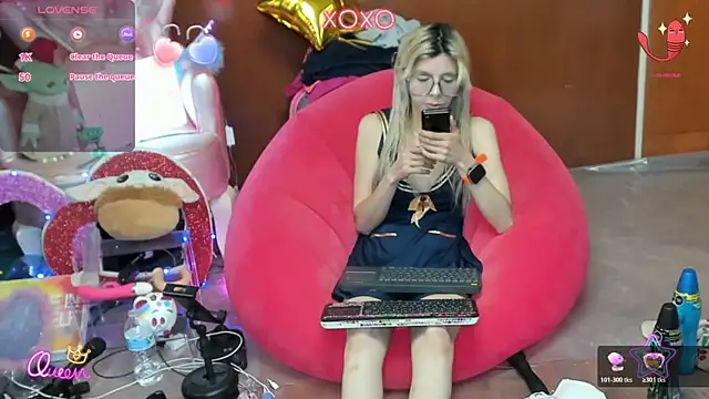Snapshot of Skinygirl chatting on 07.26.26 Skinygirl online show from 07.26.26