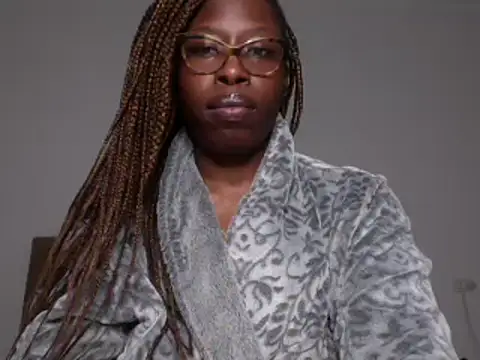 Snapshot of MadamIndigo chatting on 01.05.25 MadamIndigo online show from 01.05.25