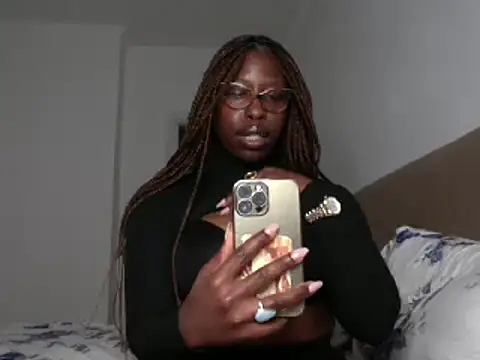 Snapshot of MadamIndigo chatting on 02.07.25 MadamIndigo online show from 02.07.25