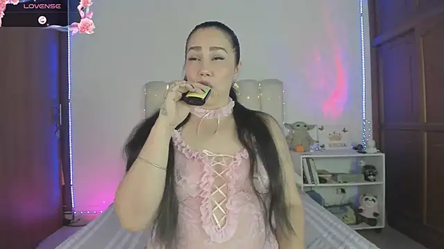 Snapshot of yelenaowens chatting on 05.22.26 yelenaowens online show from 05.22.26