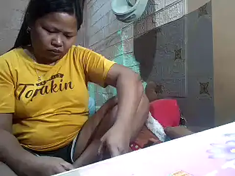 Snapshot of sweethotmom chatting on 02.27.25 sweethotmom online show from 02.27.25