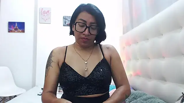 Snapshot of hornywife_ chatting on 09.19.25 hornywife online show from 09.19.25