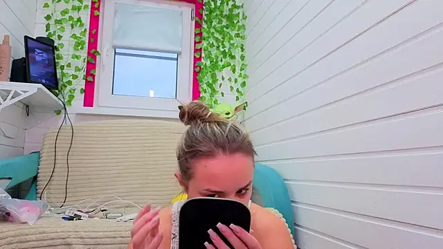 Misss Vikk online show from 11.20.25