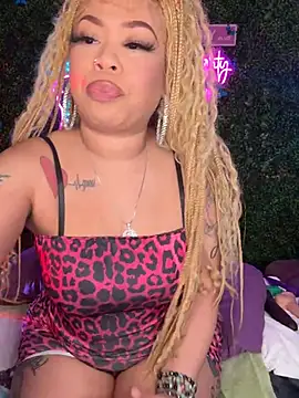 Snapshot of ThickAssRena chatting on 05.16.26 ThickAssRena online show from 05.16.26