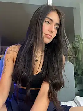 Snapshot of DaphneUwu chatting on 06.18.26 DaphneUwu online show from 06.18.26