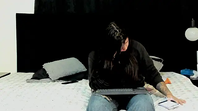 lissandthor13 online show from 12.16.25