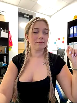 Snapshot of CherryAuroraa chatting on 12.04.24 CherryAuroraa online show from 12.04.24