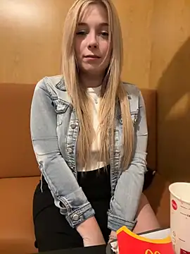 Snapshot of CherryAuroraa chatting on 02.05.25 CherryAuroraa online show from 02.05.25