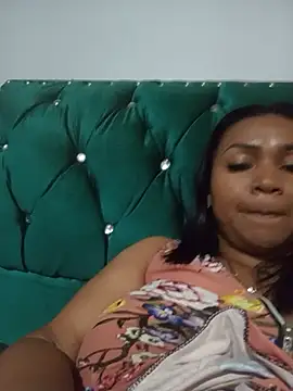 Snapshot of louise_nails chatting on 05.17.26 louise nails online show from 05.17.26