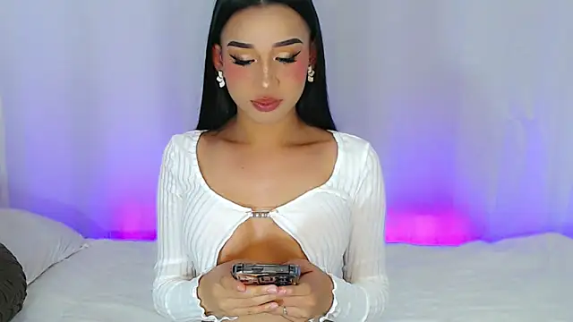 Snapshot of FuckDoll_Nathalie chatting on 10.13.25 FuckDoll Nathalie online show from 10.13.25