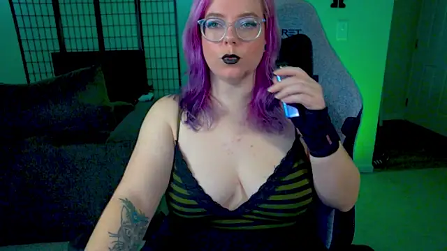KiraSpitQueen online show from 11.19.25