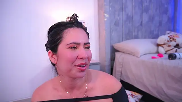 lara giraldo online show from 02.22.25