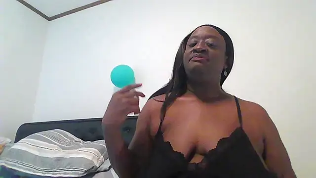 Snapshot of Katiefyi chatting on 04.21.26 Katiefyi online show from 04.21.26