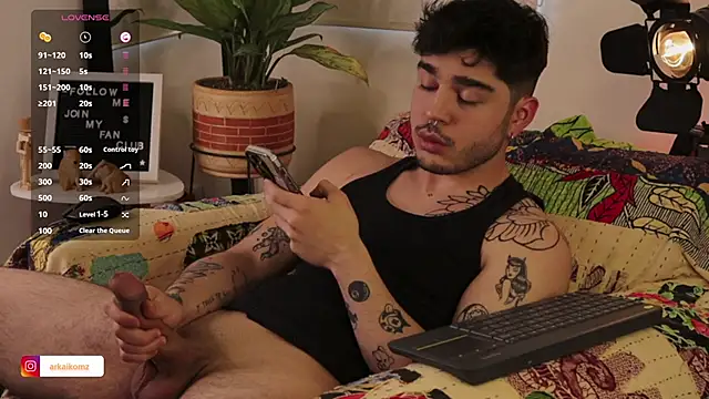 Snapshot of Arkaikomz chatting on 02.13.25 Arkaikomz online show from 02.13.25