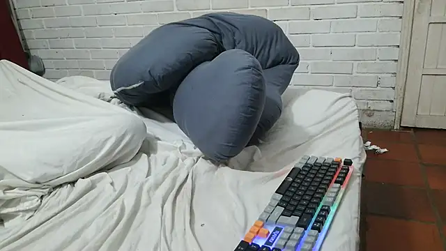 Snapshot of valeriaswang_Lucas chatting on 10.10.25 valeriaswang Lucas online show from 10.10.25