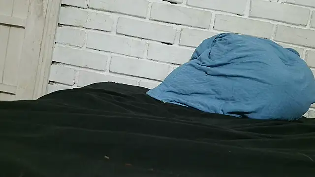 Snapshot of valeriaswang_Lucas chatting on 10.17.25 valeriaswang Lucas online show from 10.17.25