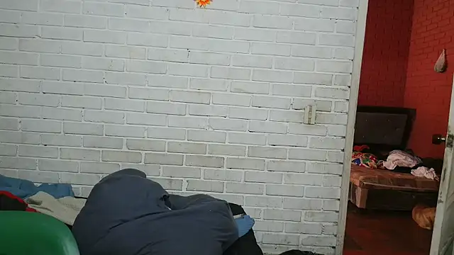 Snapshot of valeriaswang_Lucas chatting on 12.18.25 valeriaswang Lucas online show from 12.18.25