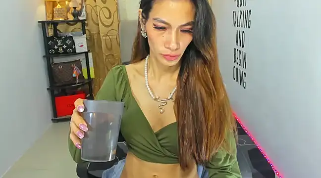 Snapshot of Trixie_Mattel21 chatting on 12.20.24 Trixie Mattel21 online show from 12.20.24