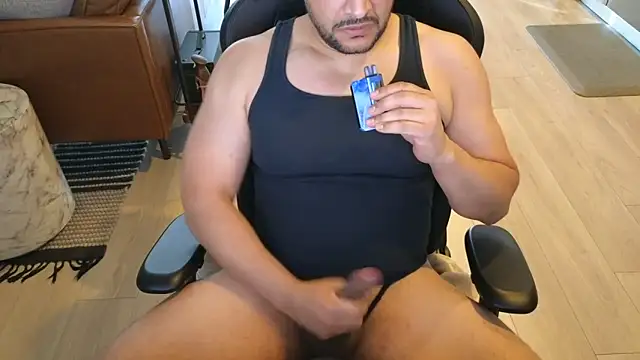 Snapshot of HungandThickLatin chatting on 05.28.26 HungandThickLatin online show from 05.28.26