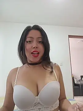 Snapshot of leah_passion chatting on 05.17.26 leah passion online show from 05.17.26