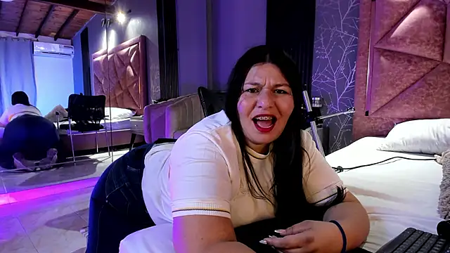 Snapshot of Amanda-Cruz chatting on 09.10.25 Amanda-Cruz online show from 09.10.25