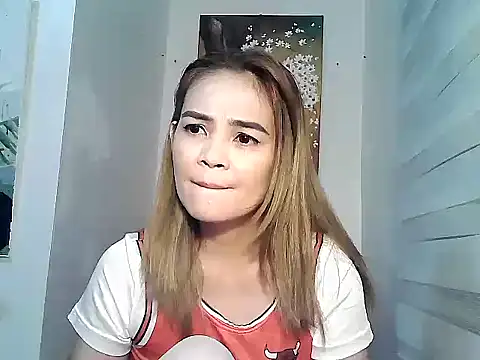 Snapshot of Kisses-13 chatting on 02.02.25 Kisses-13 online show from 02.02.25