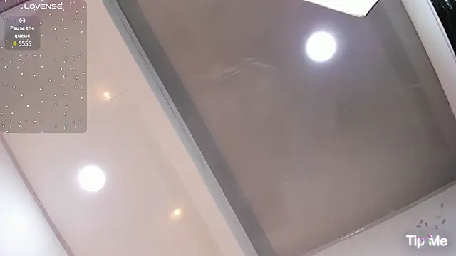 Snapshot of Naughty__Mom chatting on 01.14.25 Naughty Mom online show from 01.14.25