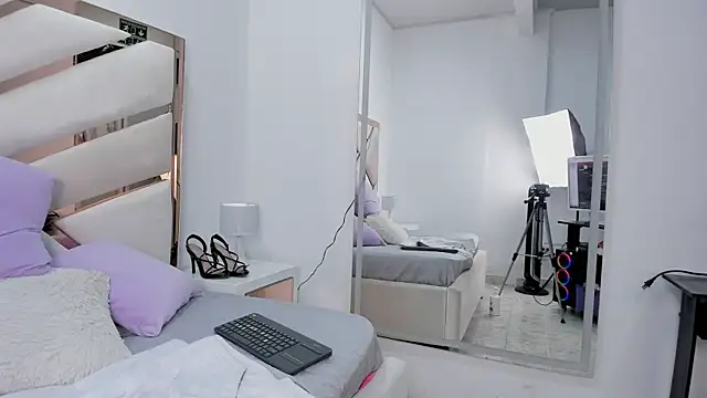 Snapshot of Naughty__Mom chatting on 02.08.25 Naughty Mom online show from 02.08.25