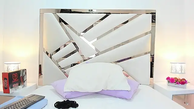 Snapshot of Naughty__Mom chatting on 03.16.25 Naughty Mom online show from 03.16.25