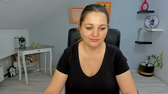 LollaGirl online show from 01.29.25