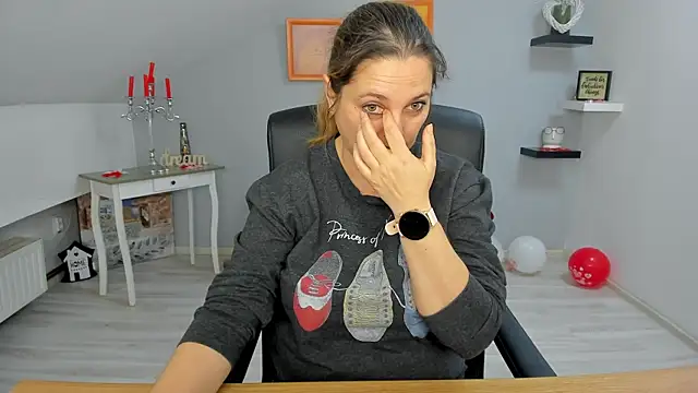 LollaGirl online show from 02.25.25