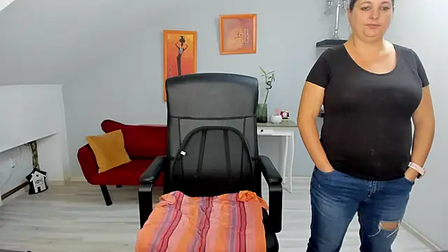 LollaGirl online show from 10.09.25