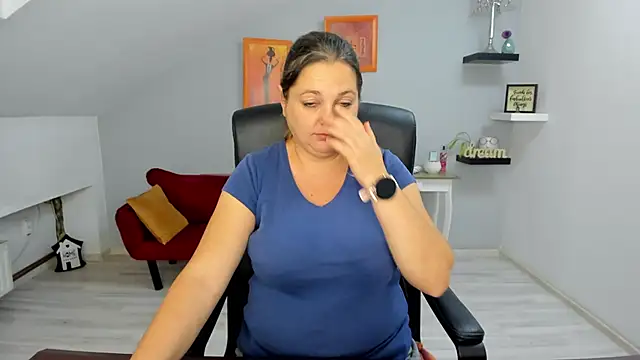 LollaGirl online show from 10.21.25