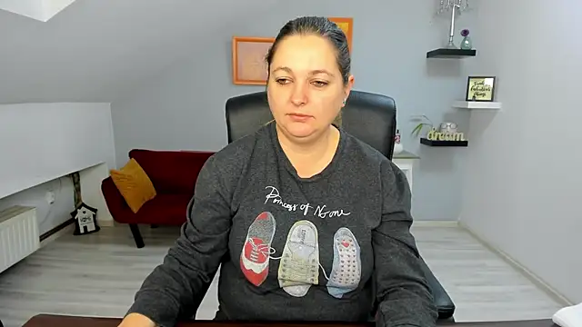 LollaGirl online show from 12.17.25