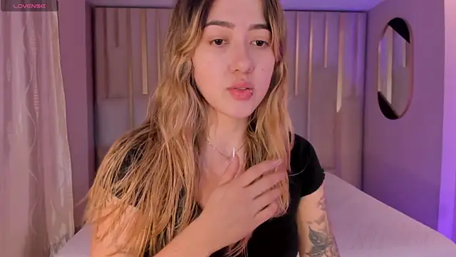 Snapshot of EveBensonX chatting on 04.17.26 EveBensonX online show from 04.17.26