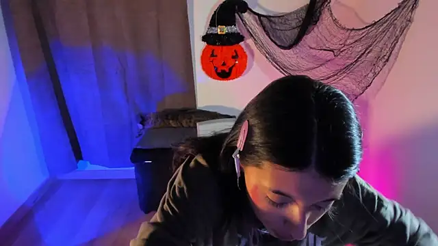 Snapshot of NanaRott chatting on 10.27.25 NanaRott online show from 10.27.25