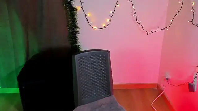 Snapshot of NanaRott chatting on 12.22.25 NanaRott online show from 12.22.25