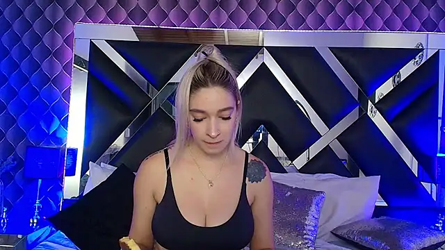 victoriaa lee  online show from 11.05.25