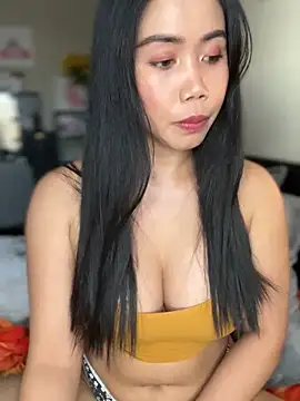 Snapshot of JazzieXo chatting on 12.19.24 JazzieXo online show from 12.19.24