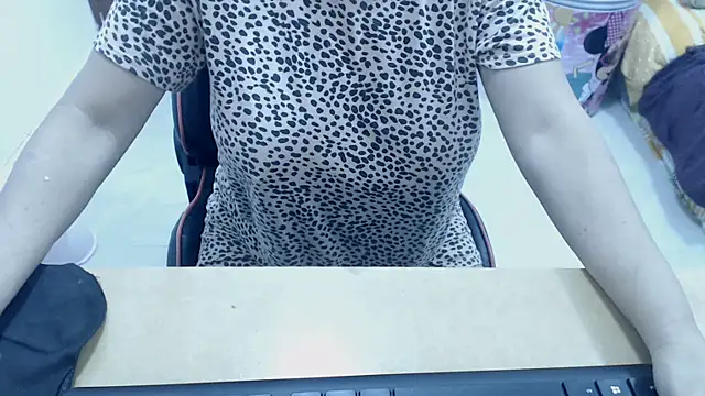 Snapshot of Valentina_lara01 chatting on 11.29.25 Valentina lara01 online show from 11.29.25