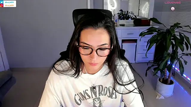 Snapshot of ImLui_lu chatting on 01.19.25 ImLui lu online show from 01.19.25